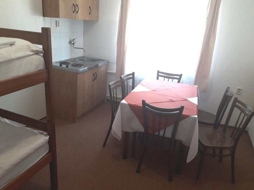 Hostel Sokol Troja Прага Экстерьер фото